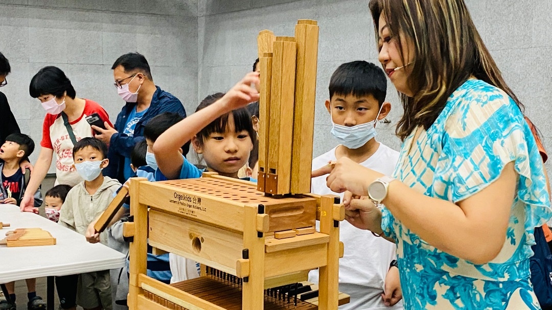 支持衛武營雙琴計畫，辦理管風琴工作坊讓孩子親近藝術